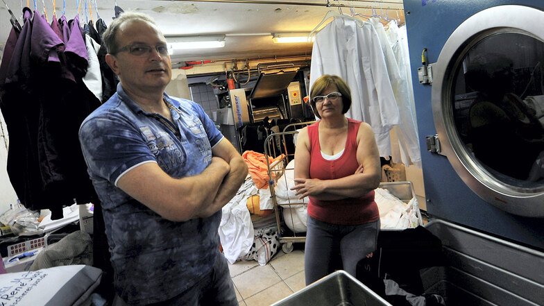 René und Antje Just blicken in diesen Wochen auf das 30-jährige Bestehen ihrer Wäscherei in Weißwasser zurück.
Die Corona-Pandemie war für ihr kleines Unternehmen eine schwere Krise – und ist auch privat nicht spurlos an ihnen vorbeigegangen. Umso