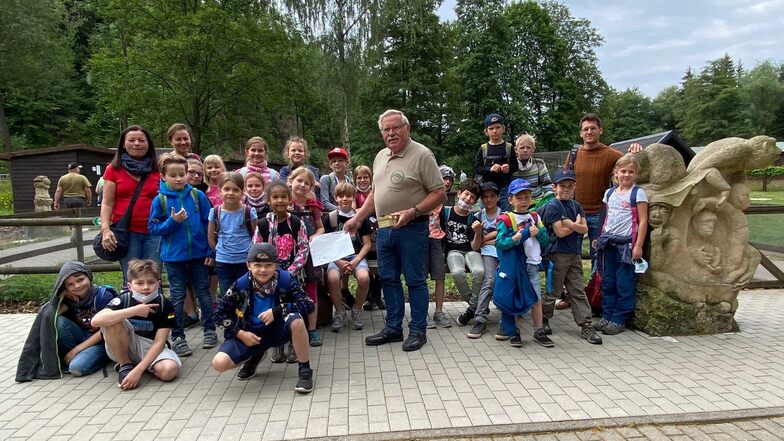 Die Pinguin-Lern-Gruppe der Christlichen Schule Dresden überbrachte Wildpark Osterzgebirge eine Spende.