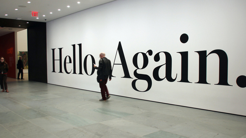 "Hello. Again.". Das Museum of Modern Art grüßt mit diesem Werk des amerikanischen Künstlers Haim Steinbach seine Gäste - und meldet sich nach Monaten des Umbaus zurück.