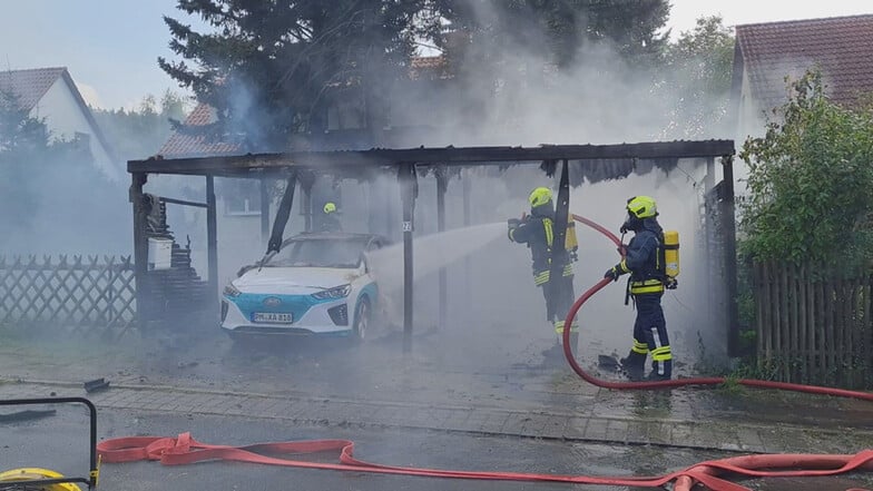 Brennendes Elektroauto im brandenburgischen Caputh: Wohl dem Halter, dessen Versicherung jetzt für alle Schäden aufkommt.