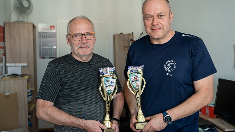 Detlef Lübeck (l.) und Jörg Fiedler vom Europamarathin Verein zeigen die neuen Pokale „Martina Fourier Preis“ für die Gewinner des Kinderlaufs des Europamarathon. Am Sonntag steht fest, an wen sie übergeben werden.