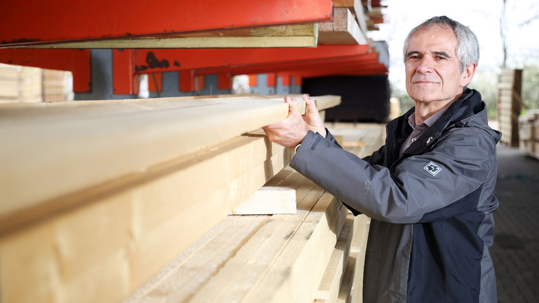 Frank Broschwitz vom Riesaer Fachmarkt Elbe-Holz hat noch Dachlatten auf Lager. Doch der Nachschub wird immer schwerer.