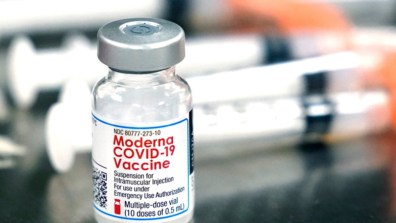 Ein Fläschchen des Moderna-Impfstoffes. Die US-Firma ist der zweitgrößte Impfstofflieferant für Deutschland. Gemeinsam mit Biontech halten sie zwei Drittel dieses Marktes. Inzwischen gibt es im Landkreis Meißen kaum noch aktive Corona-Fälle.