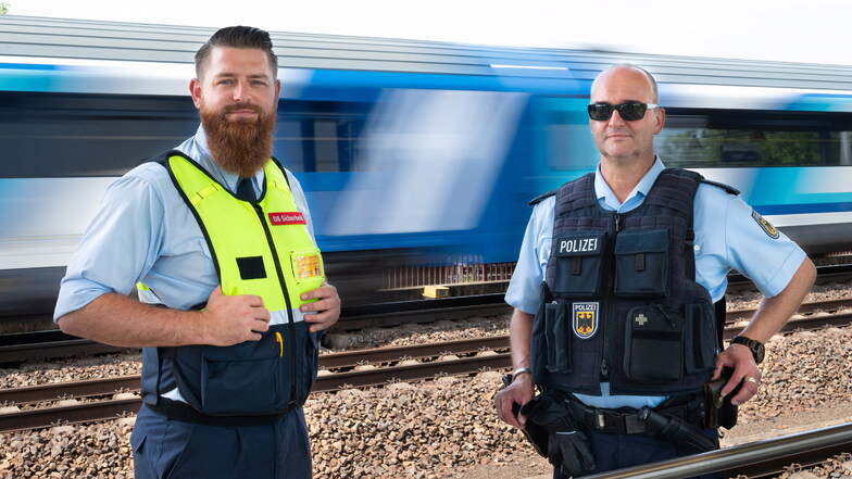 Bastian Peter vom Präventionsteam der Deutschen Bahn (l.) und Uwe Clausnitzer, Polizeihauptmeister der Kriminalprävention, arbeiten Hand in Hand, damit auf Trassen und an Bahnhöfen weniger Unfälle passieren.