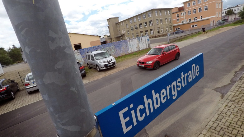 An der Eichbergstraße wird das zukünftige Polizeigebäude gebaut. Das haben Unbekannte mit Farbe beschmiert.