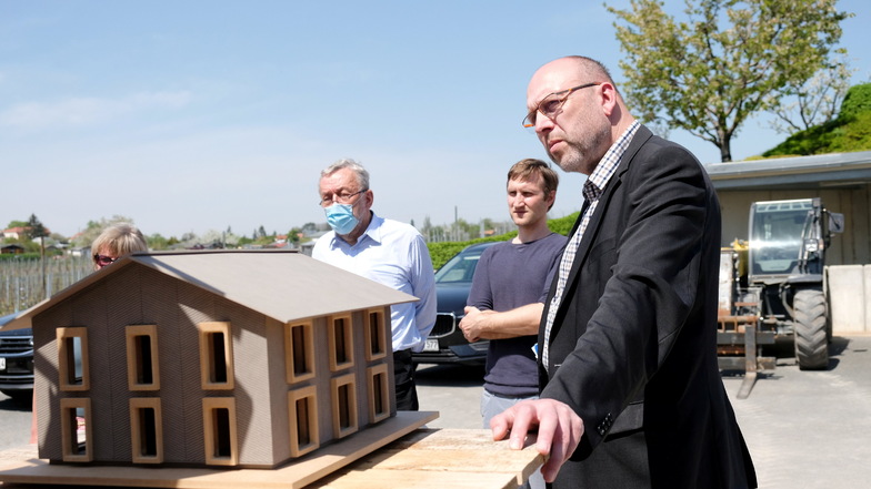 Weit überkragendes Dach und eine klare Struktur, um Wasserschäden einzudämmen. Meißens Oberbürgermeister Olaf Raschke betrachtet das Modell eines revolutionären Lehmhauses.