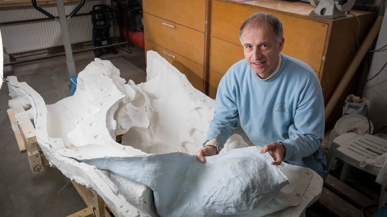 Kunstformermeister André Zehrfeld zeigt die Negativform einer Skulptur in seiner Rähnitzer Werkstatt. So entstehen Gipsmodelle, nach deren Vorbild Kopien wie die von Herkules und Silen geschaffen werden.