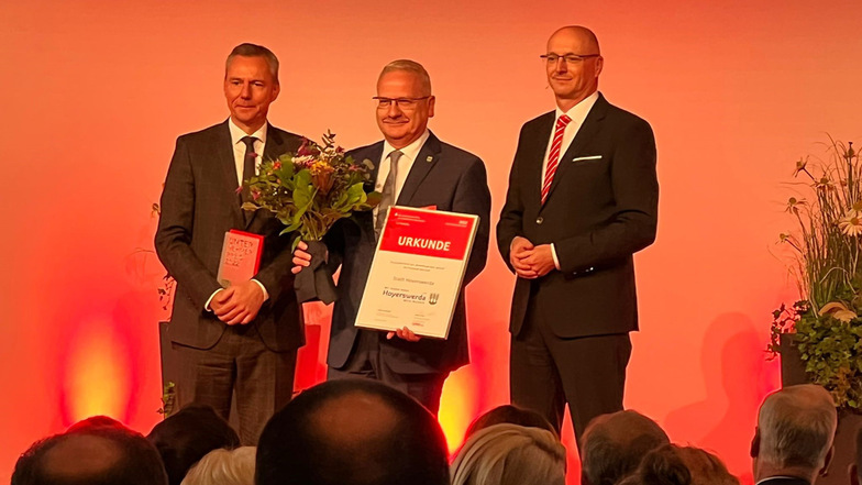 Die Auszeichnung wurde Torsten Ruban-Zeh (Mitte) in Potsdam von Ludger Weskamp (rechts) und Heiko Lachmann überreicht.