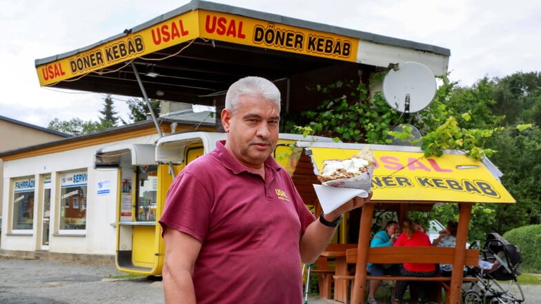 Usal Abubekir verkauft seit bald 20 Jahren in seinem gelben Mini-Imbiss in Neusalza-Spremberg Döner.