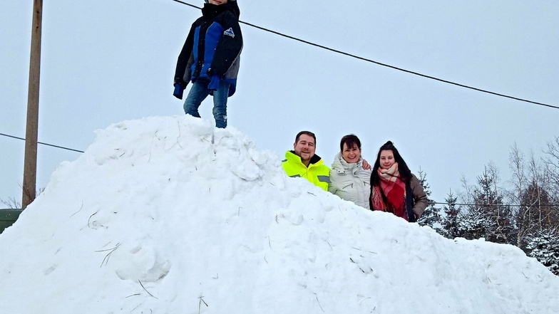 Über zwei Meter hoch ist der Schneehaufen bei Familie Weiß in Arnsdorf aktuell. Alle haben beim Schippen geholfen