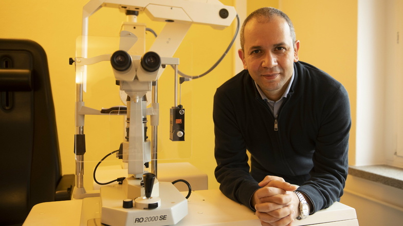 Dr. Abdelwahhab Azzawi ist der neue Augenarzt in Großenhain. Seit Freitag steht seine Praxis in der Katharinengasse auch für Kassenpatienten offen.