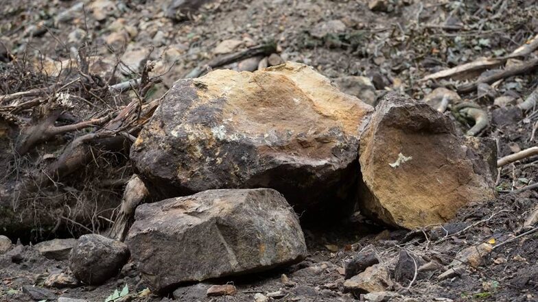 Im Anschluss an die Sprengung wurden - wenig überraschend - größere Gesteinsbrocken im Tal gefunden.