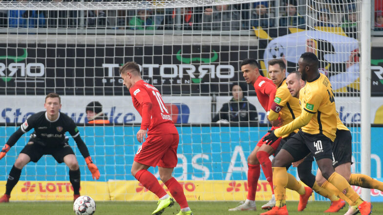 Heidenheims Nikola Dovedan erzielt das 1:0. 