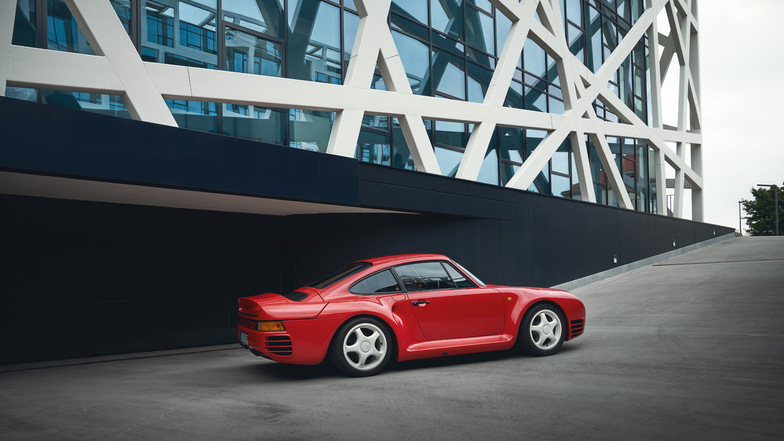 Einen seltenen Supersportwagen erleben? Kein Problem bei den Porsche Zentrum Dresden Classics 2023! Wenn Sie in den 1980er- oder 90er-Jahren Autoquartett gespielt haben, erinnern Sie sich vielleicht noch an den Porsche 959 als ultimative Trumpfkarte. Von 
