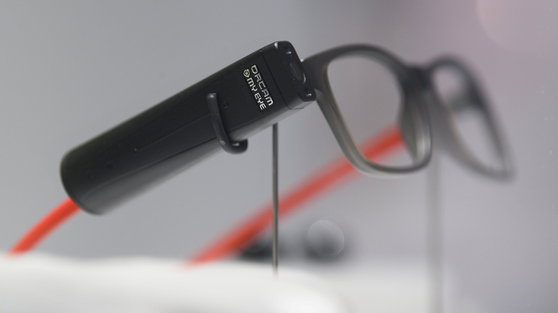 Eine Ausstellung des Hygiene-Museums aus dem Jahr 2021 zeigt eine OrCam-Brille, die als hochmodernes Hilfsmittel für blinde und sehbeeinträchtigte Menschen gilt.