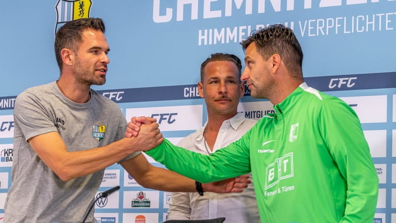 Leipzigs Trainer Miroslav Jagatic (rechts) wollte sich nach dem Sieg in Chemnitz nicht übermäßig freuen. Er kondolierte den Gastgebern und wünschte dem neuen CFC-Trainer Benjamin Duda alles Gute.