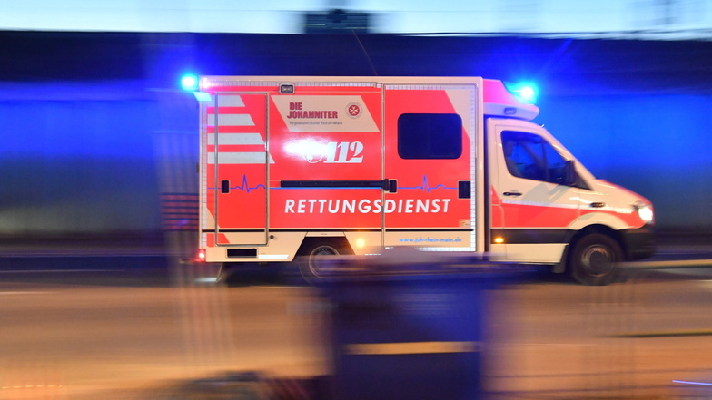 Ein Autofahrer wurde am Donnerstagmorgen bei Zwickau von einem Auto erfasst. Ein Notarzt konnte nur noch den Tod des Mannes feststellen.