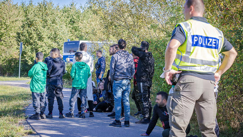 Fahnder schnappten am Donnerstag bei Pirna insgesamt 38 Migranten und mehrere Schleuser.