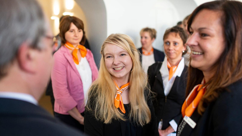 Traumjob gefunden: Claudia Müller (Mitte) – mit ihrer Ausbilderin Claudia Hofrath (rechts)– geht ins dritte Lehrjahr bei der Volksbank-Raiffeisenbank Niederschlesien in Görlitz.