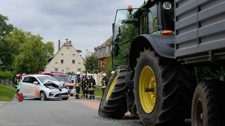 Am Traktor brach durch den Unfall die Vorderachse.