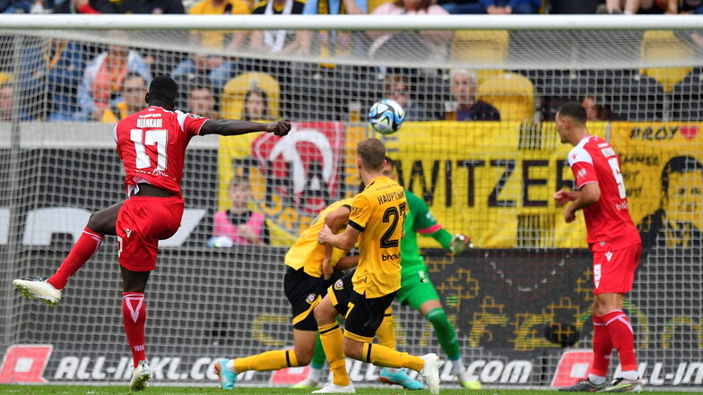 Der Treffer zum Anschluss: Merveille Biankadi trifft zum 1:2 für Arminia Bielefeld, nachdem die Dresdner einen Freistoß nicht entschärfen können.