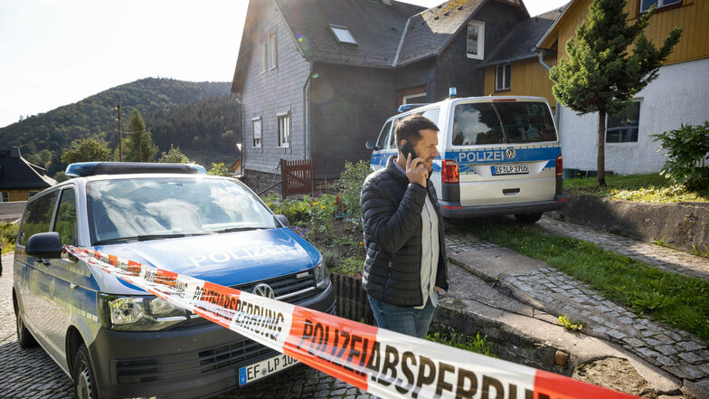 Kriminalhauptkommissar Lars Fabig steht vor einem Grundstück in Ilmenau-Manebach. Ein hier lebender 78-Jähriger wird verdächtigt, vor fast dreißig Jahren die damals 19-jährige Cornelia Geißler getötet zu haben.