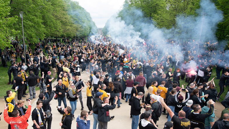 Dynamo-Fans verfolgen das Spiel im Großen Garten - und feiern die Tore unter anderem mit Pyrotechnik.