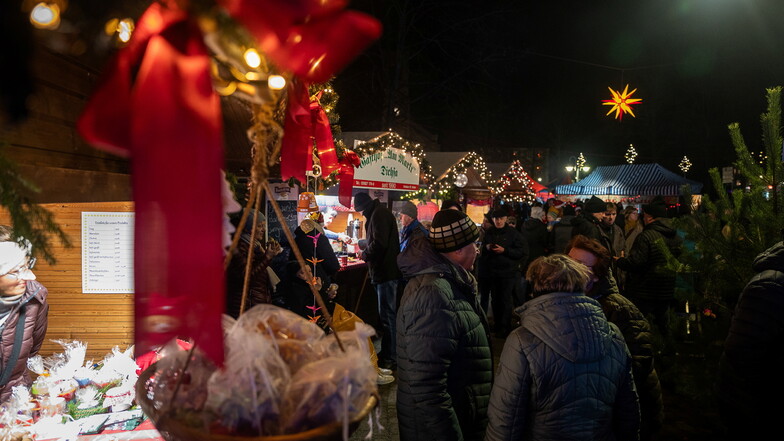 Viele Stände zogen die Besucher des Weihnachtsmarktes in Niesky an.