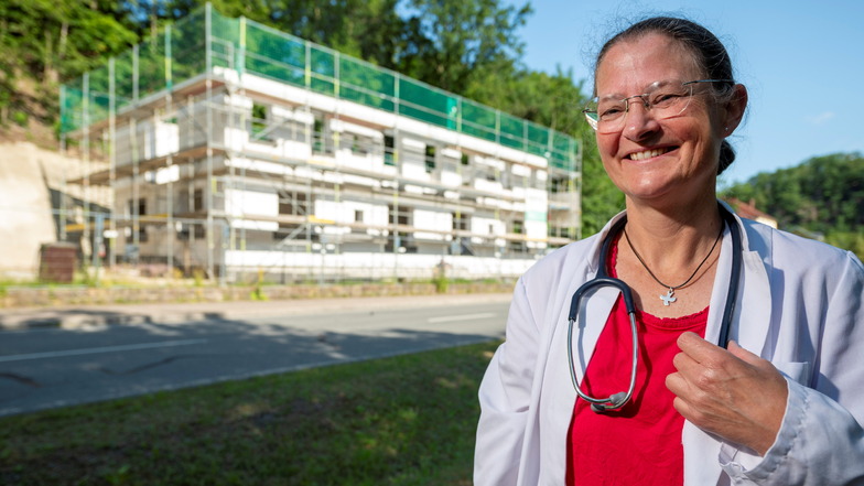 Ärztin und Bauherrin: Dr. Gesine Sell vor ihrem Neubau in Weesenstein.