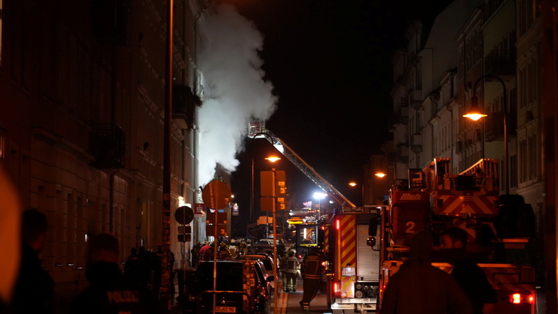 Gegen 21.45 Uhr dringt Rauch aus der Wohnung. Die Beamten stellen später fest, dass der Mann selbst Feuer gelegt hat.
