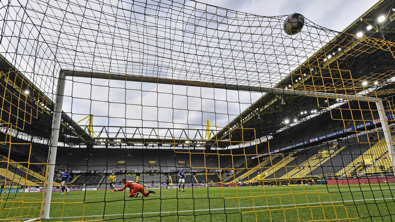 Zum dritten Mal rauscht der Ball ins Netz: Und wieder liegt Markus Schubert am Boden, kann den Treffer von Thorgan Hazard für Dortmund nicht verhindern. Foto: dpa/Martin Meissner