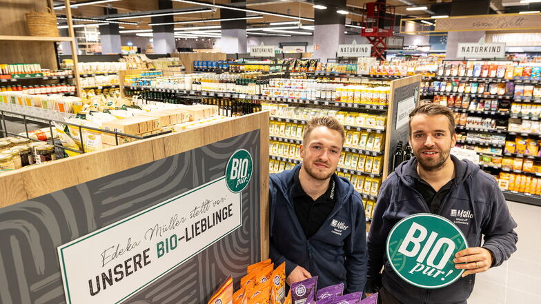 Der Umbau des Edeka-Marktes in Grumbach wird am Montag abgeschlossen. Marktleiter Patrick Müller und sein Bruder Florian zeigen die neue Bioabteilung.