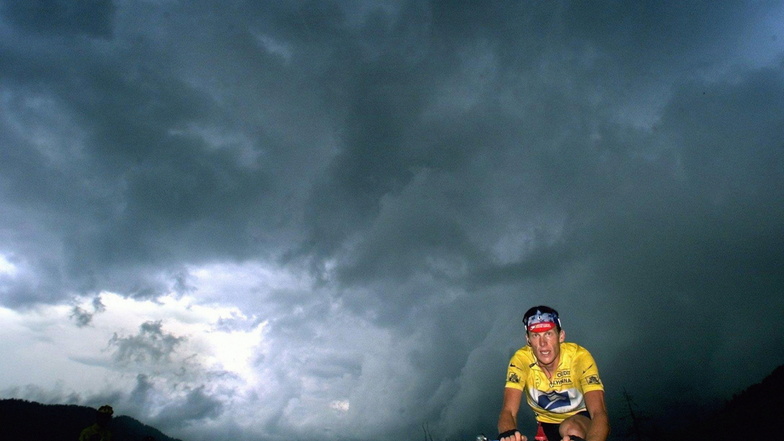 Der damalige Träger des Gelben Trikots, der US-Amerikaner Lance Amstrong, ist auf den letzten Kilometern der 13. Etappe der Tour de France vor einem herannahenden Unwetter als Solist unterwegs.