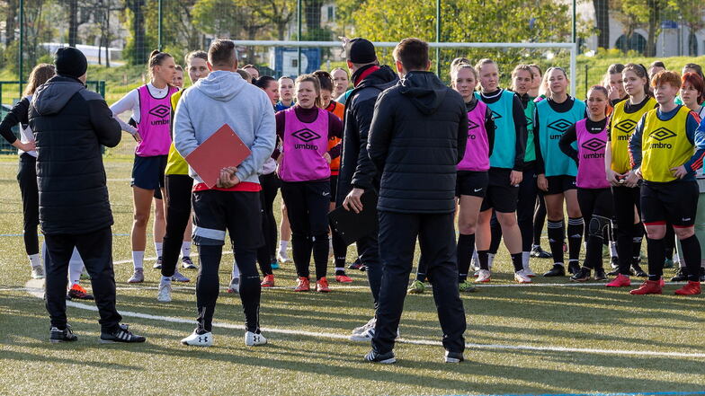 Premiere bei Dynamo Dresden: Rund 50 Spielerinnen sind beim Sichtungstraining für die Gründung des ersten Frauenteams dabei. Auch Torfrau Patricia Glöckner (rechts)  aus Bautzen hat sich angemeldet.