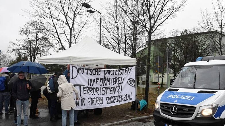 Hatten Polizisten Kontakt zu Mitgliedern der "Gruppe Freital"? Die Dresdner Staatsanwaltschaft ermittelt gegenwärtig noch gegen einen Polizeibeamten wegen des Verrats von Dienstgeheimnissen. Der Polizist ist vom Dienst suspendiert, er soll den Beschuldigten Informationen über Polizeieinsätze zugespielt haben.