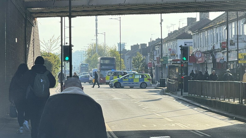Die Londoner Polizei hat einen Mann mit einem Schwert festgenommen, der mehrere Menschen im Nordosten der Stadt verletzt haben soll.
