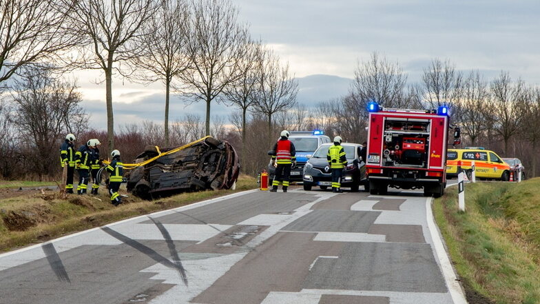 Rettungskräfte haben am Donnerstagvormittag einen Mazda geborgen, der von der Verbindungsstraße zwischen Olbersdorf und Bertsdorf abgekommen und gegen einen Baum gekracht ist.