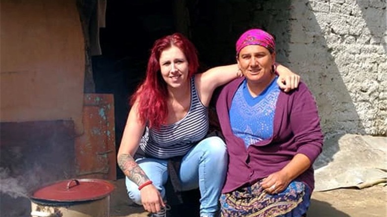 Jenny Rasche (l.) mit einer rumänischen Frau.