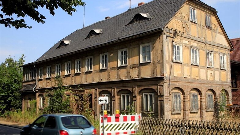 Das Haus Hauptstraße 153 ist in Ebersbach bekannt als „Hosen-Richter“. Eine Arbeitsgruppe, die sich mit den leer stehenden Gebäuden beschäftigt hat, hält nur noch einen Teil des Hauses für erhaltenswert. Unterdessen musste schon abgesperrt werden.