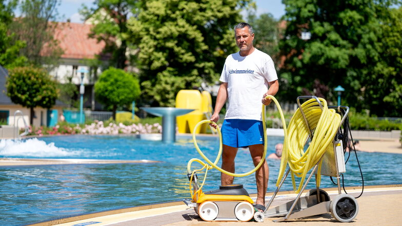 Mario Gneuß ist einer von zwei Schwimmmeistern im Bischofswerdaer Stadtbad. Die Arbeit beginnt für ihn lange vor den Öffnungszeiten.