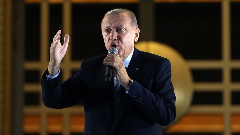 Der türkische Staatschef Recep Tayyip Erdogan hat sich noch vor Auszählung aller Stimmen zum Sieger der Präsidentenwahl erklärt.