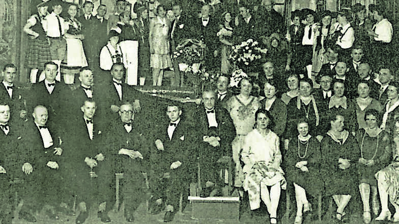 1930: Liebhaberaufführung der Jessel-Operette „Schwarzwaldmädel“ im Döhlener Hof. Gesamtleitung Kantor Kurt Hasse (Vordergrund Mitte Podest). Auf der Bühne die Solisten, vorn rechts die Damen des Chors, links das Schumann-Orchester.