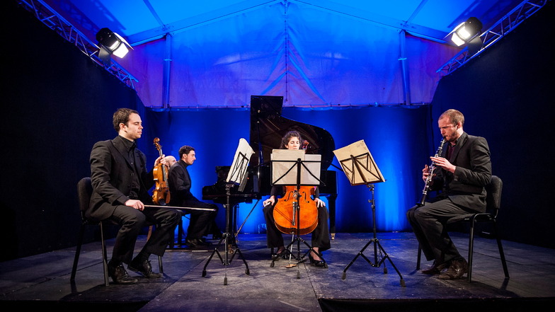 Seit 2008 erklingt immer am 15. Januar das "Quartett auf das Ende der Zeit" von Olivier Messiaen auf dem Gelände des Stalag VIII A. Anfangs im Zelt, wie auch hier auf dem Foto von 2014 zu sehen.