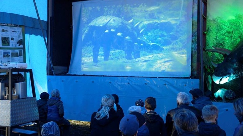 Das Dino-Kino Falls es mal wieder einen Regenschauer gibt, kann im Trockenen ein Film geschaut werden, der über das Leben der Ur-Giganten informiert.