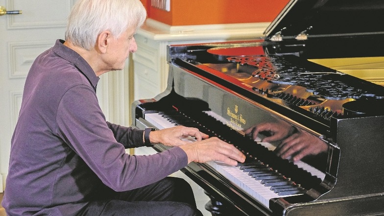 Pianist Peter Rösel spielt erstmals den historischen Steinway-Flügel in der Villa Teresa. Den Klang des aufwendig sanierten Instrumentes beschreibt er als überwältigend.