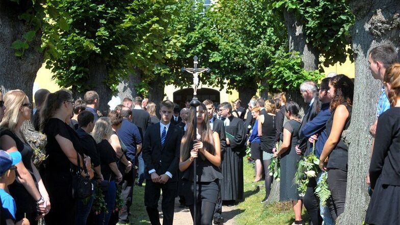 Der Trauerzug für Anneli kommt aus der Kirche. Die Familie hatte Pressefotos von der Beerdigung untersagt. Dieses Foto wurde von ihr freigegeben.