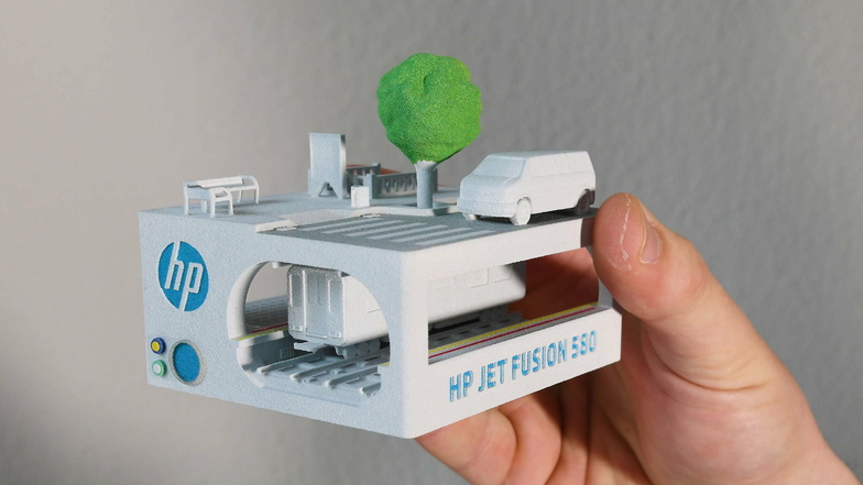 Ein gedrucktes 3D-Modell eines Teilstücks einer U-Bahnstation für den Schreibtisch.