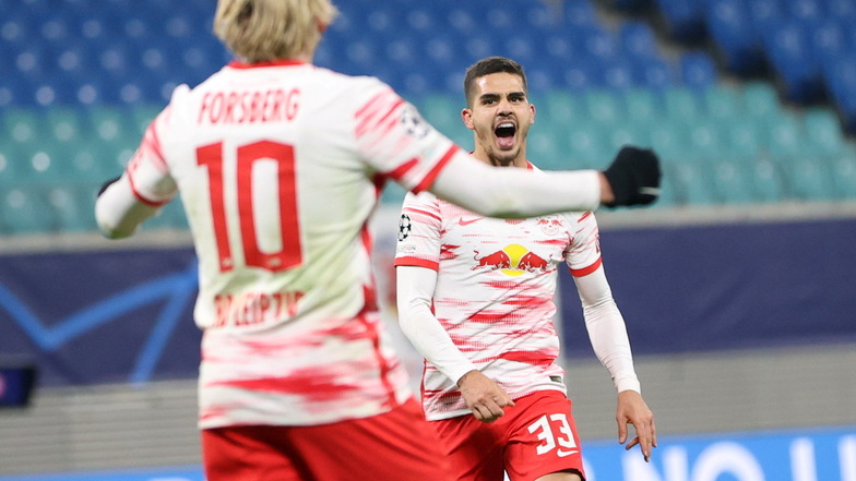 Leipzigs Andre Silva (r) bejubelt sein Tor zum 2:0 mit Emil Forsberg.