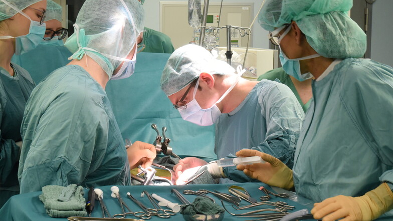 Im Transplantationszentrum am Universitätsklinikum Leipzig wird eine von einem gesunden Spender vor wenigen Minuten entnommene Niere beim Empfänger transplantiert.