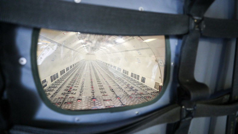 Blick in den Frachtraum eines Frachtflugzeuges.